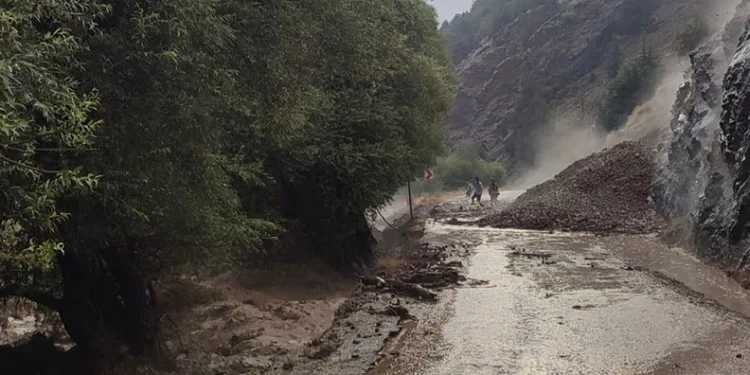 Toprak kayması sonucu kapanan yol yeniden açıldı