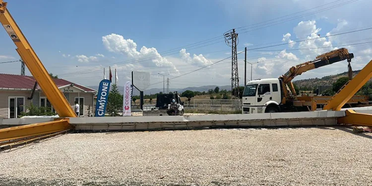 Düşen yıldırım 40 tonluk vinci devirdi