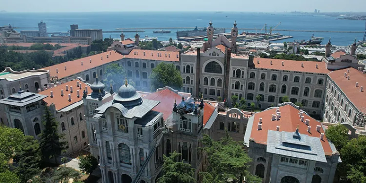 Sağlık Bilimleri Üniversitesi’nin çatısında yangın