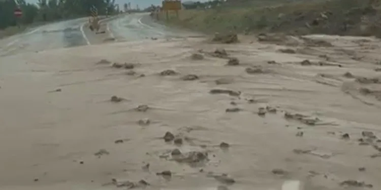 Tokat’ta sağanak yağış hayatı felç etti