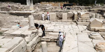 45 derece sıcaklıkta iğne ile tarih kazıyorlar