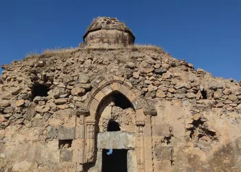 Kaçak kazı yapanlar tarihi kiliseyi tahrip etti