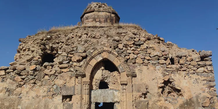 Kaçak kazı yapanlar tarihi kiliseyi tahrip etti