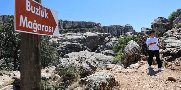 Sıcaktan bunalan vatandaşlar Buzluk mağarasına akın etti