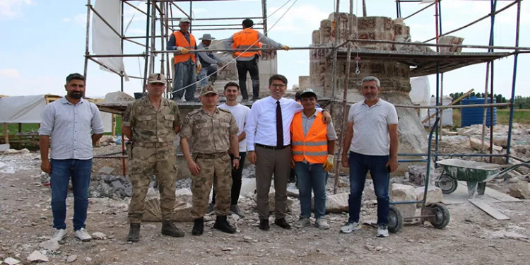 2011 Van depreminde hasar gören kümbette restorasyon çalışması