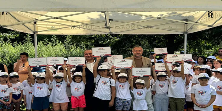 Genç yüzücüler sertifikalarını aldı