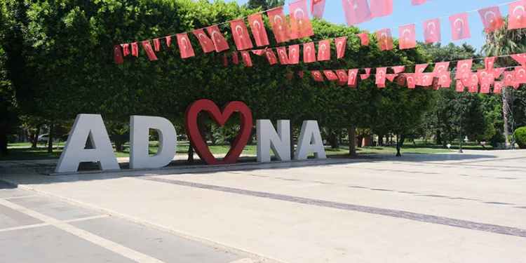 Kavurucu sıcaklar Adana’yı hayalet şehre dönüştürdü