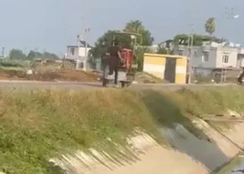 13 yaşındaki oğlunu motosiklete bağlayıp metrelerce koşturdu