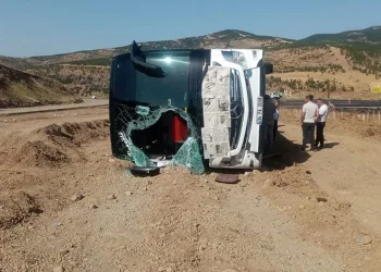 Bingöl’de yolcu otobüsü devrildi: 14 yaralı