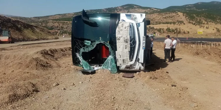 Bingöl’de yolcu otobüsü devrildi: 14 yaralı