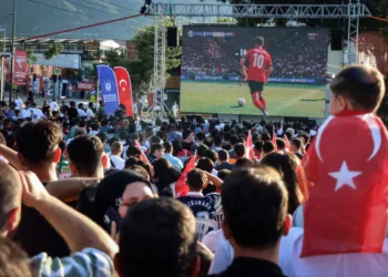Dev ekranlar iptal edildi