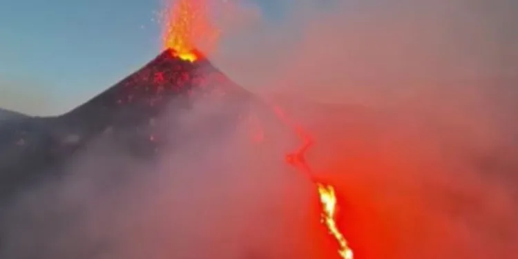 Etna Yanardağı yeniden faaliyete geçti