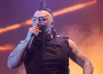Milli maç için konser saatini değiştirdi