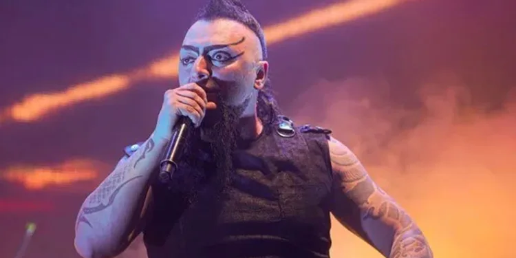 Milli maç için konser saatini değiştirdi