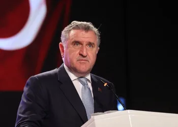 “Hiçbir ülkenin milleti tanka yumruk atmaz”