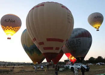 Salda Gölü’nde balon uçuşları başladı