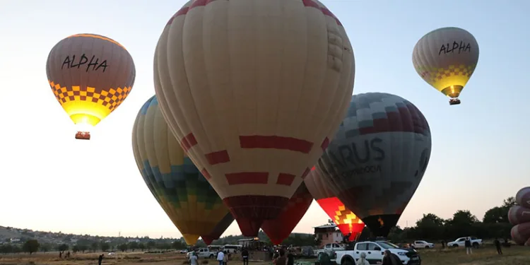 Salda Gölü’nde balon uçuşları başladı