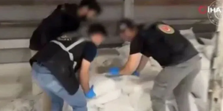 İran’dan Türkiye’ye gelen TIR’da 2.2 ton uyuşturucu ele geçirildi