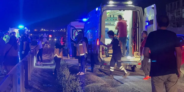 D-100’de feci kaza: 2’si çocuk 5 yaralı