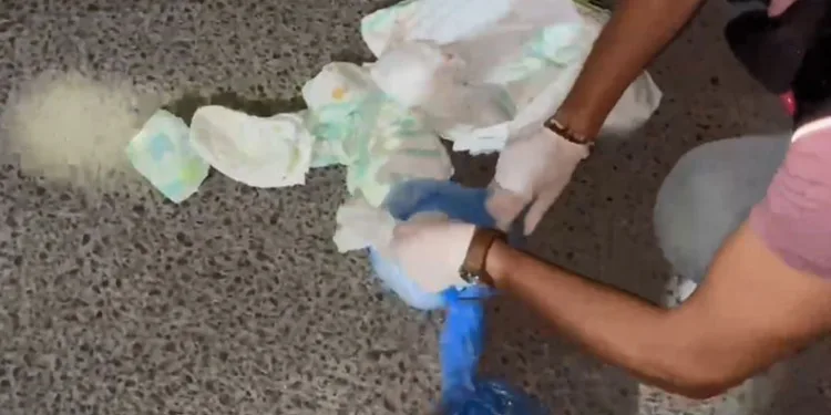 Bebek bezinin altında uyuşturucu çıktı