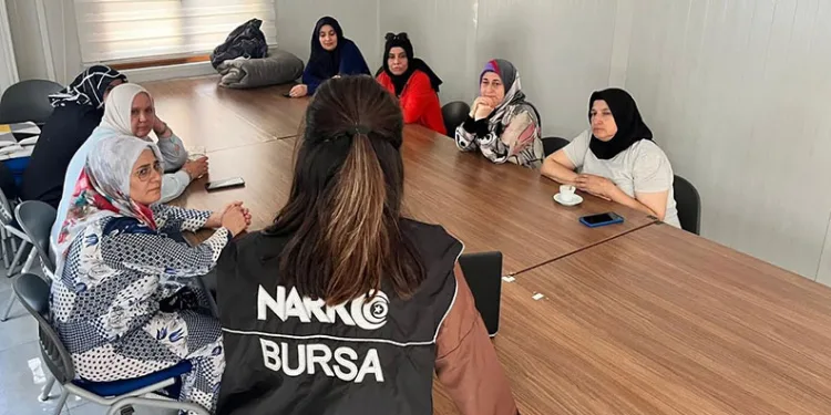 Narkotik polisleri vatandaşları bilgilendirdi