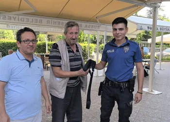 Camide bulduğu dövizleri polise teslim etti
