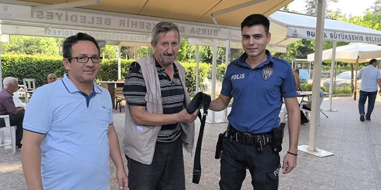 Camide bulduğu dövizleri polise teslim etti