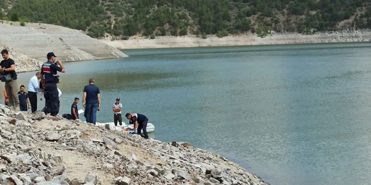 Serinlemek için girdiği barajda hayatını kaybetti