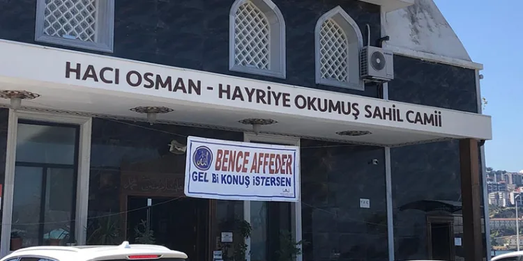 Bursa’da camiye asılan afişi görenler şaştı kaldı