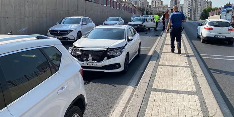 Kayseri’de zincirleme kaza: 3 otomobil birbirine girdi