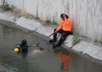 SULAMA KANALINA DÜŞEN ÇOCUĞU KURTARDI, KENDİ KURTULAMADI... ÖLMEDEN ÖNCEKİ SON ANLARI KAMERADA (ALİ FURKAN ÇETİNER/ESKİŞEHİR-İHA) Eskişehir'de sulama kanalına düşen 9 yaşındaki çocuğu kurtardıktan sonra akıntıya kapılan 56 yaşındaki İrfan Bağrıaçık'ın cansız bedenine ulaşıldı. Bağrıaçık'ın suya düşen çocuğu kurtarmadan önceki son anları bir vatandaş tarafından cep telefonu kamerasıyla kaydedildi.
