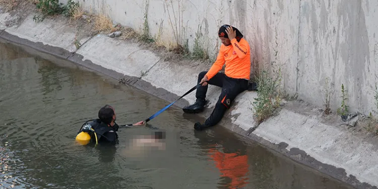 SULAMA KANALINA DÜŞEN ÇOCUĞU KURTARDI, KENDİ KURTULAMADI... ÖLMEDEN ÖNCEKİ SON ANLARI KAMERADA (ALİ FURKAN ÇETİNER/ESKİŞEHİR-İHA) Eskişehir'de sulama kanalına düşen 9 yaşındaki çocuğu kurtardıktan sonra akıntıya kapılan 56 yaşındaki İrfan Bağrıaçık'ın cansız bedenine ulaşıldı. Bağrıaçık'ın suya düşen çocuğu kurtarmadan önceki son anları bir vatandaş tarafından cep telefonu kamerasıyla kaydedildi.