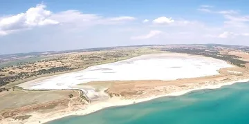 Buharlaşan göl tuzla kaplandı