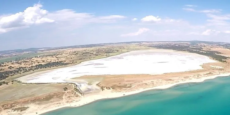 Buharlaşan göl tuzla kaplandı