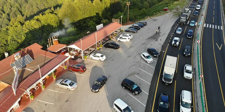 Tünel kapandı, Bolu Dağı esnafı yoğunluktan işleri yetiştiremiyor