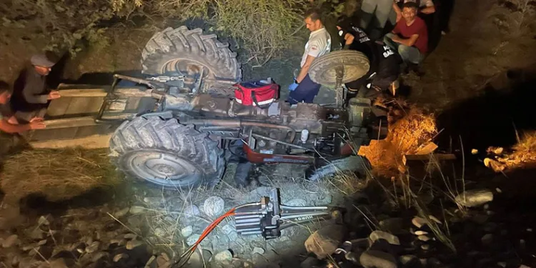 Devrilen traktörün altında kalan sürücü hayatını kaybetti