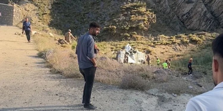 Virajı alamayan otomobil şarampole uçtu: 1 ölü, 3 yaralı