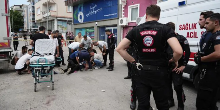 Bursa’da bıçaklı kavga: 1’i ağır 3 yaralı
