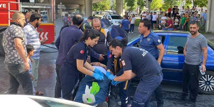 3 araç çarpıştı, kamyonet devrildi: 3 yaralı