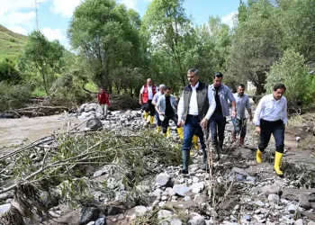 Oltu’da sel mahalleleri vurdu geçti