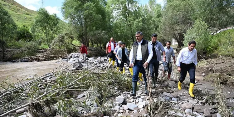 Oltu’da sel mahalleleri vurdu geçti