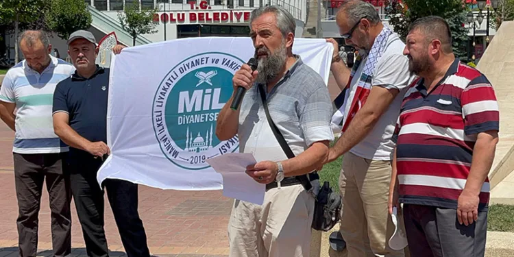 Din görevlileri Tanju Özcan’ı protesto etti
