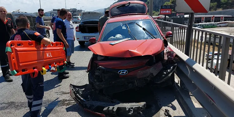 Yola düşen meyve kasası kazaya yol açtı: 3 yaralı