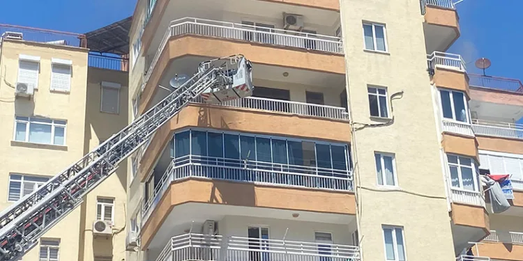 Apartmanda çıkan yangın korkuttu