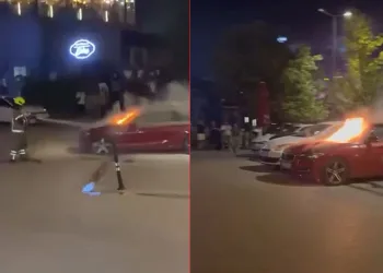 Bursa’da park halindeki otomobil alev alev yandı