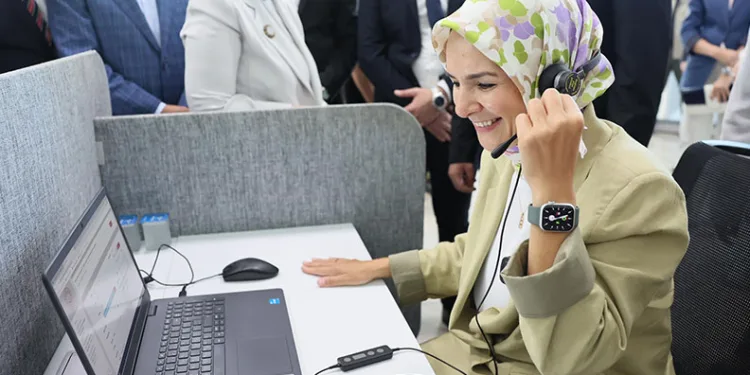 Bakan Göktaş çağrı merkezini arayan gencin nikah davetine katılma sözü verdi