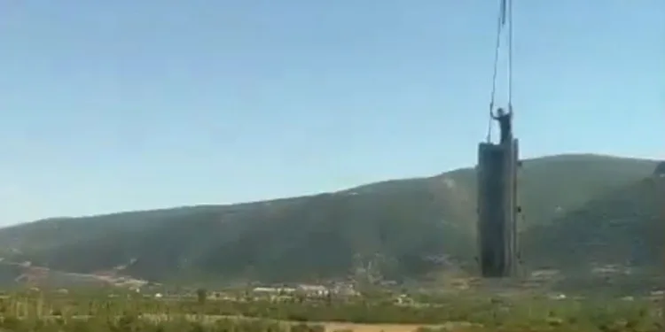 İşçinin vinçte taşınan yük üzerindeki görüntüsü yürekleri ağıza getirdi