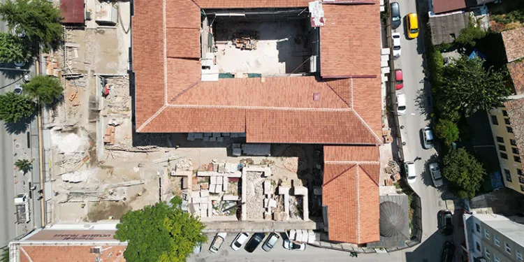 8 asırlık sır damperli camla korunacak