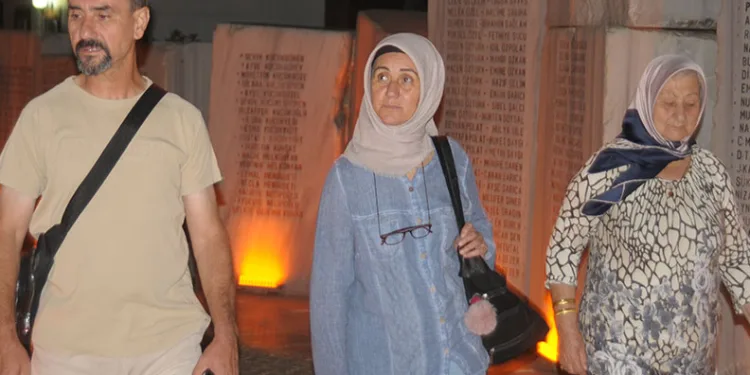 Marmara Depremi’nde enkaz altına kalan Tuna ailesi o anları anlattı
