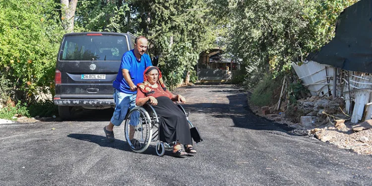 Engelli vatandaş için sokağına asfalt döküldü